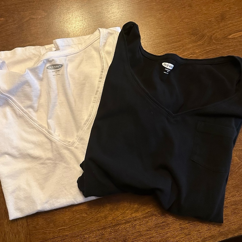 Old Navy Black and White V-Neck Sleeveless Tees XL